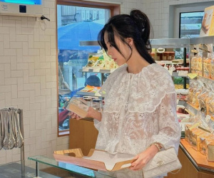 Hotgirl hàng không U35 'cưa sừng làm nghé', diện đồ xuyên thấu, soi chẳng thấy nội y