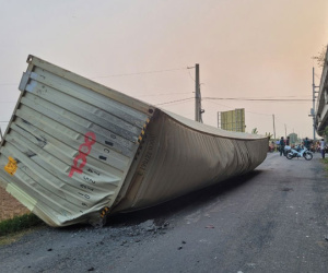 Thùng xe container rơi 15m từ cầu cao tốc TP.HCM - Trung Lương