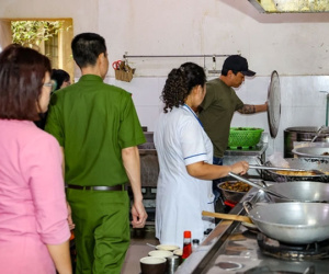 Hà Nội: Tạm đình chỉ hoạt động nhà hàng bị tố cho khách dùng nước lẩu thừa