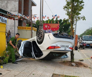 Ô tô lật ngửa trên vỉa hè, tài xế bị thương nặng