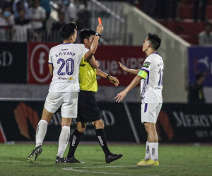 Văn Quyết thanh minh việc xô xát trọng tài dẫn tới thẻ đỏ