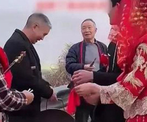 Xe cưới gặp xe tang trên con đường hẹp, không ai chịu nhường ai, cô dâu có hành động đáng khen ngợi