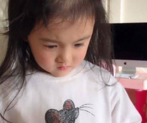 Nhìn ảnh cưới của bố mẹ không có mình, bé gái 3 tuổi khóc nghẹn: 'Bố mẹ chụp lúc con đi học đúng không?'