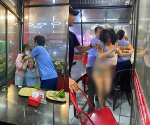 Đang ăn bún đậu mắm tôm với nhân tình, 'tiểu tam' bị chính thất lao đến đánh ghen, lột váy còn đúng chiếc quần con