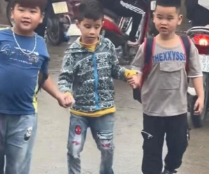 Cái nắm tay của 3 cậu bé trước cổng trường khiến bao người xúc động: Nhìn các con mà yêu đời hẳn