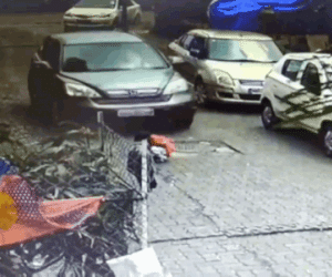 Clip: Bị ô tô cán qua người, bé trai 3 tuổi sống sót thần kỳ