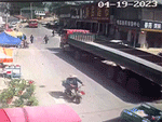 Người đi đường bỏ chạy khi hai xe sơ mi rơ moóc đâm nhau kinh hoàng