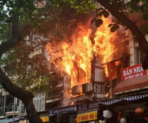 Lửa cháy ngùn ngụt tại ngôi nhà trên phố cổ Hà Nội, một cụ bà được cứu