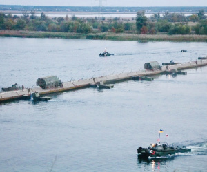 Nga đánh sập cầu phao ở Donetsk, Ukraine báo động phòng không