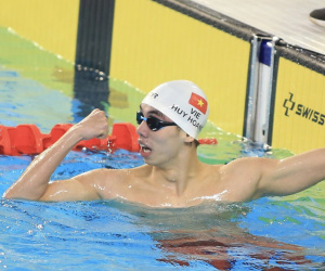 Kình ngư Huy Hoàng cầm cờ cho đoàn TTVN tại SEA Games