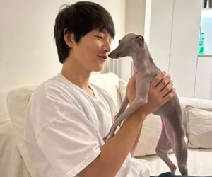 Song Joong Ki bất ngờ khoe ảnh đời thường, nhìn biểu cảm là biết đang hạnh phúc bên bà xã ngoại quốc cỡ nào