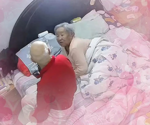 Cụ bà 100 tuổi hỏi chồng về tình yêu gây 'sốt' mạng xã hội