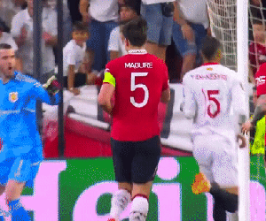Maguire bảo De Gea 'im mồm' sau khi MU thủng lưới