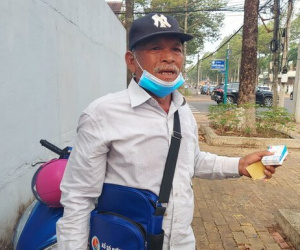 Công an xác minh người đàn ông đi ôtô 'giựt' vé số của người khuyết tật