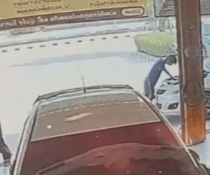 Clip: Máy nén khí ô tô phát nổ kinh hoàng, bắn thẳng vào mặt tài xế