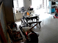 Nhầm pháo hoa với hương thắp, cụ bà người Trung Quốc suýt thiêu rụi cả bàn thờ