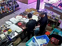 Người đàn ông bán hàng ngất xỉu khi bị kẻ lạ mặt dụ dỗ dán cao dán lên người