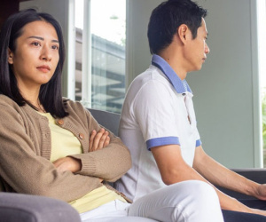 Giữa bàn nhậu chồng tuyên bố trả vợ về nơi sản xuất, nhưng vừa nhìn thứ trên tay tôi, anh sợ đến ngây người
