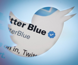 Xóa bỏ tích xanh cũ, Twitter rơi vào hỗn loạn