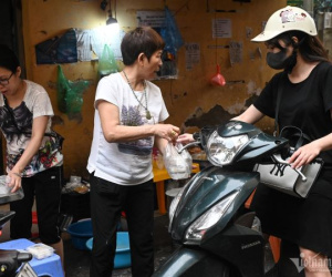 Cảnh mua bán bánh trôi, chay tấp nập ở 'chợ nhà giàu' Hà Nội