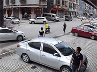 Người đàn ông phản ứng xuất thần khi gặp phải chiếc 'xe điên'