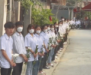 Nghẹn ngào hình ảnh học sinh xếp thành hàng dài, tay cầm hoa cúc trắng tiễn biệt cô giáo lần cuối cùng