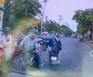 Clip: Cướp giật dây chuyền vàng táo tợn ở TP Thủ Đức