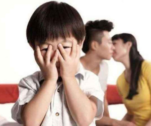 Đang xem tivi cùng con trai bỗng có cảnh nóng, mẹ liền nhờ bé đi rót nước, câu trả lời khiến mẹ đứng hình
