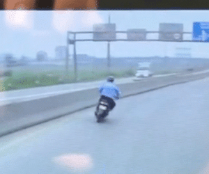 Video: Ôm cua tốc độ cao, người đàn ông tông trúng dải phân cách