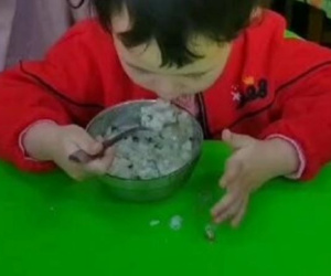 Nghi ngờ con bị bỏ đói ở trường mẫu giáo, mẹ chất vấn cô giáo nhưng xem xong camera lại cười hài lòng