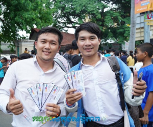 Hàng nghìn người xếp hàng nhận vé miễn phí theo dõi SEA Games 32