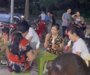 Dân mạng lan truyền hình ảnh nhóm 'bà ngoại' ăn kem, ước ao: 'Về già chỉ mong chị em có nhau'