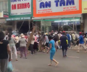 Clip: Hàng chục người dân ùa ra đường phối hợp cứu cô gái bị cây đè trên phố