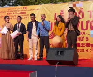NSND Công Lý bước đi tập tễnh, rưng rưng nước mắt trong lần hiếm hoi đứng trên sân khấu