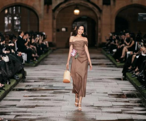 Ngọc Châu gây tranh cãi khi catwalk ở nước ngoài