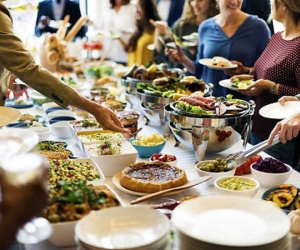 Chuyên gia tiết lộ 5 món 'bẩn nhất' trong nhà hàng buffet: Đầu bếp chẳng bao giờ đụng đũa, nhưng cứ để lên là hết