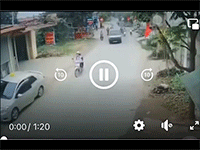 Pha mở cửa bất cẩn của tài xế khiến cả đoàn người phía sau gặp tai họa