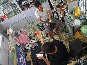 Ngồi buồn không có việc gì làm, thanh niên có pha nghịch lửa khiến người đối diện phát khùng, dân mạng thi nhau: 'có thằng bạn đáng đồng tiền bát gạo'