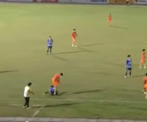 Tuyển thủ U20 Việt Nam gây phẫn nộ khi đạp vào đầu đối thủ