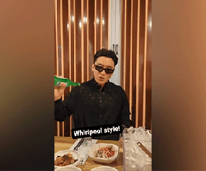 Gặp gỡ bạn bè hậu ra tù, Seungri khiến netizen 'nóng mắt' khi trổ tài mở nắp chai rượu cực điệu nghệ