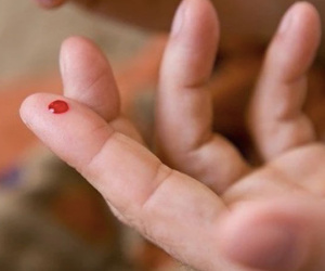 Chích máu tay chân chữa đột quỵ, người đàn ông suýt mất mạng