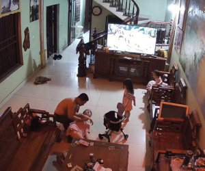Nghẹn lòng hình ảnh người vợ vừa chăm 2 con nhỏ vừa làm việc nhà bất ngờ ngã lăn ra đất bất tỉnh