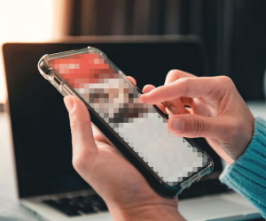 Hiệu trưởng bị sa thải vì chia sẻ ảnh nhạy cảm trong nhóm chat giáo viên