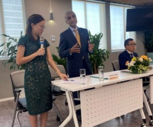Manulife hứa giải quyết dứt điểm vụ khách gửi tiết kiệm biến thành mua bảo hiểm
