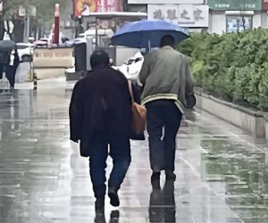 Xót xa hình ảnh bà cụ đi cùng chồng dưới mưa, có ô che nhưng vẫn ướt đẫm cả người
