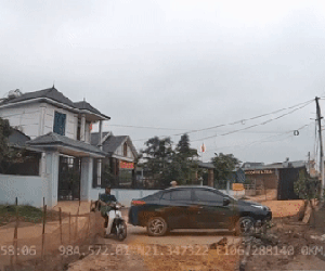 Ngang ngược: Đỗ ô tô chắn ngang đường, chặn lối đi của xe khác rồi thản nhiên như không