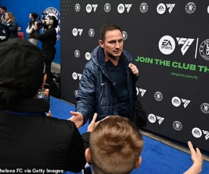 Lampard bị chê lựa chọn đội hình như… game thủ