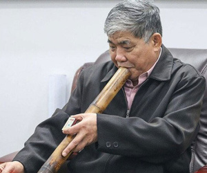 Khách sạn ở quê nhà báo lãi, ‘đại gia điếu cày’ nhận lương 3 triệu đồng
