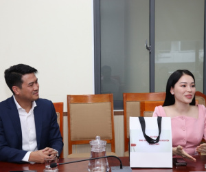 Con ông Johnathan Hạnh Nguyễn tặng 'tiệc mừng cưới' tiền tỉ