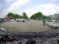 Xích mích khi đi đường, tài xế ô tô có pha 'bẻ lái' khiến xe máy 'ôm hận'